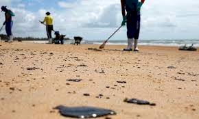 Manchas pretas na praia de guaibim prejudica comercio e assusta banhistas .