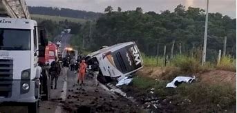 Ônibus de turismo que saiu do Rio de Janeiro tomba em rodovia na Bahia e deixa 8 mortos e 23 feridos