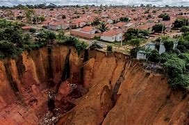 Cratera provoca interdição de mais de 35 casas em Candeias, na Bahia