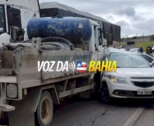 Carro de passeio colide em caminhão na BR-101, em Santo Antônio de Jesus